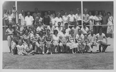 Photo of 1952 summer session students, faculty, staff and families