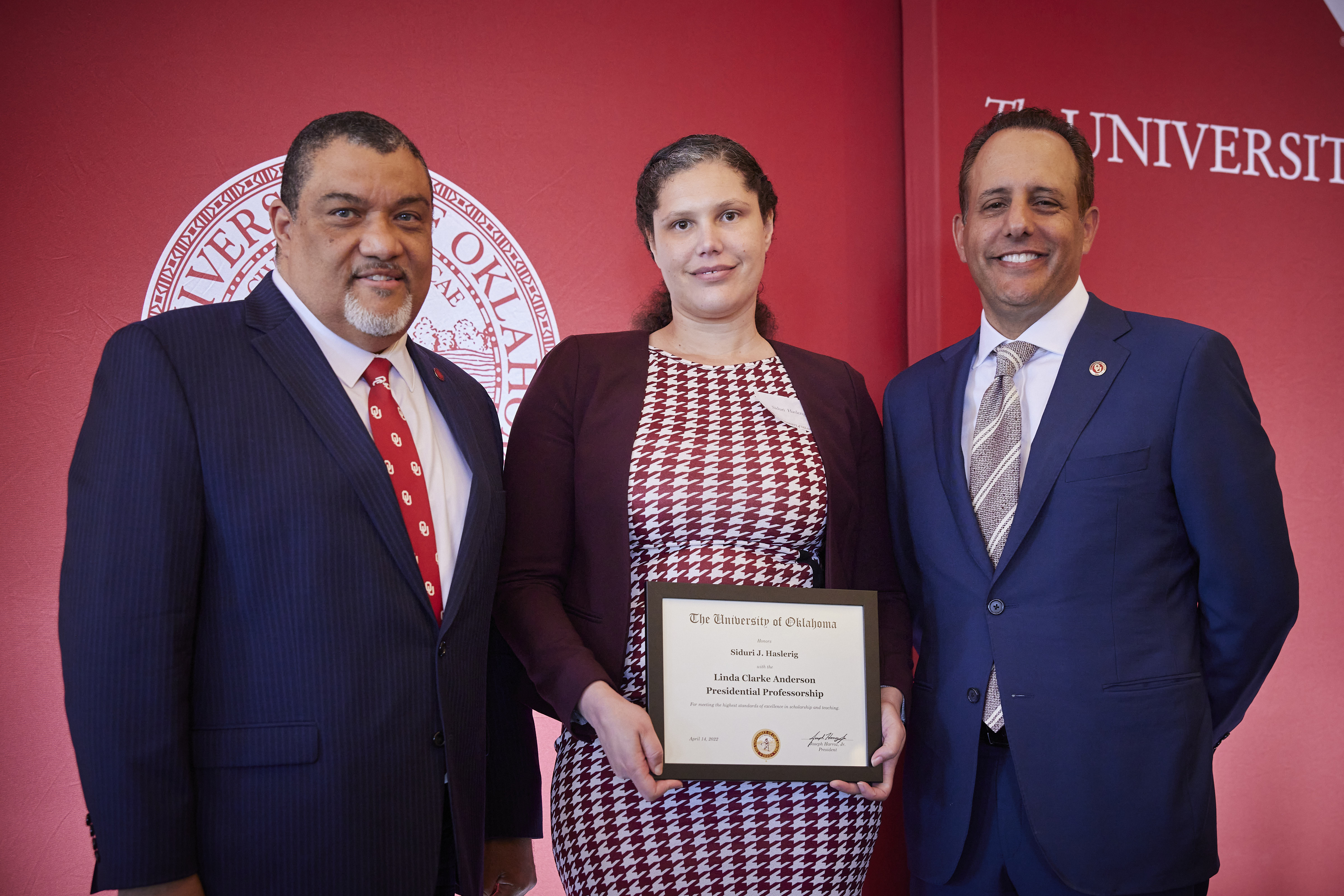 Siduri standing between Provost Wright and President Harroz