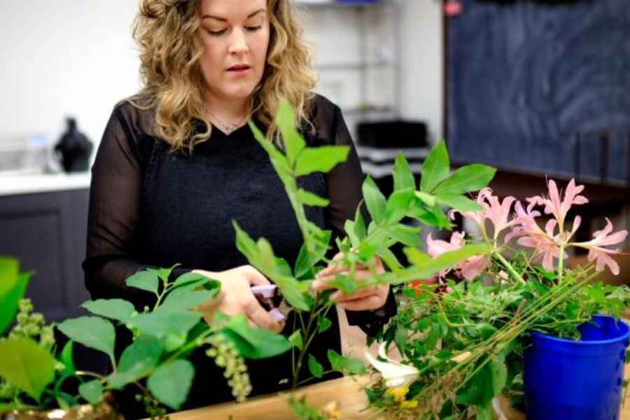 A women creates a flower bouquet in a flower shop