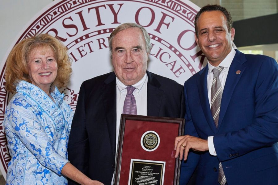 Bruce Wilkinson receiving the Regents' Alumni Award.