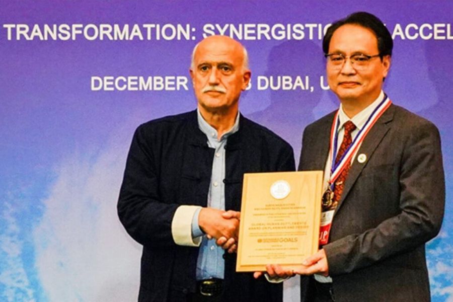 Wister Wu receiving his award.