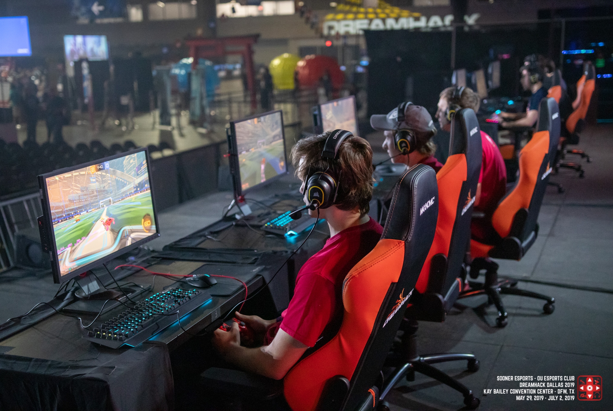 Students playing e-sports on the computer. 